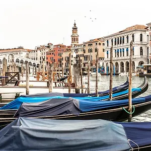 https://charming-apartment-on-the-grand-canal-rr.hotelinveneto.com